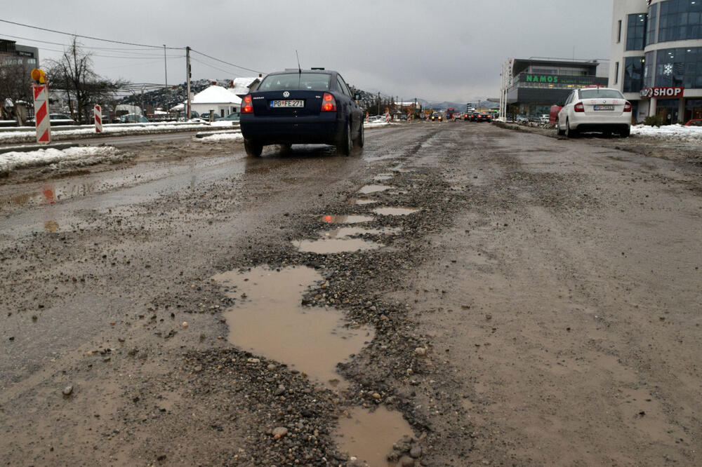 Rupe na bulevaru u Donjoj Gorici:, Foto: Luka Zeković
