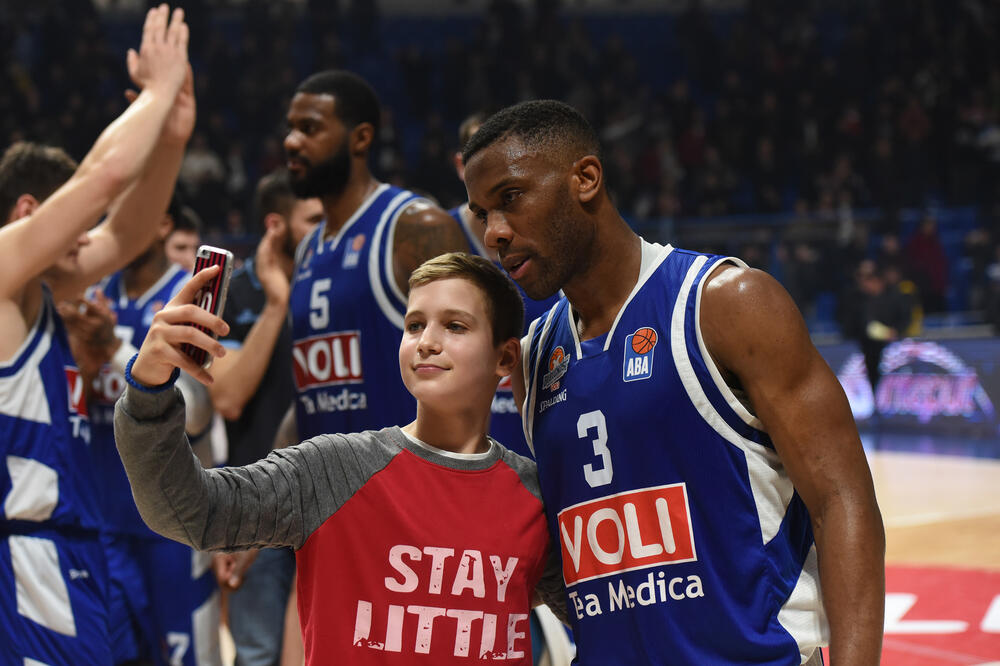 Noris Kol sa navijačem Budućnosti, Foto: Savo Prelević