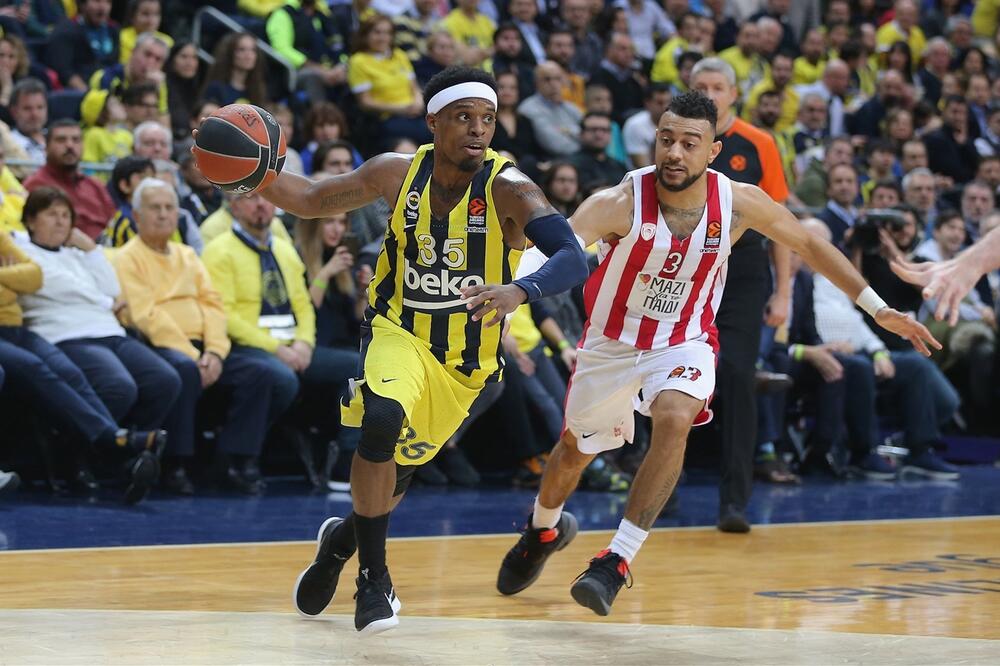 Li Dikson (Fenerbahče) napada koš Olimpijakosa