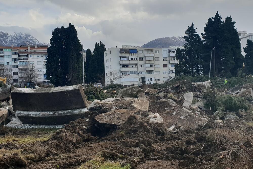 Posječeni čempresi i srušeni amfiteatar, Foto: Srdan Kosović