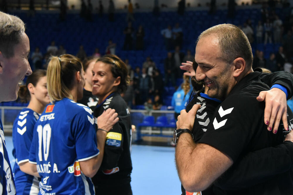 Dragan Adžić sa rukometašicama Budućnosti, Foto: Boris Pejović