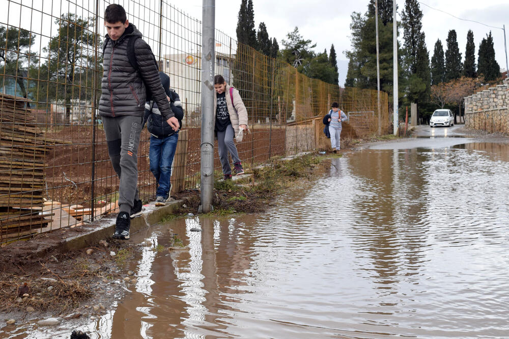 Đaci pokušavaju da dođu do škole u Donjoj Gorici, Foto: Luka Zeković