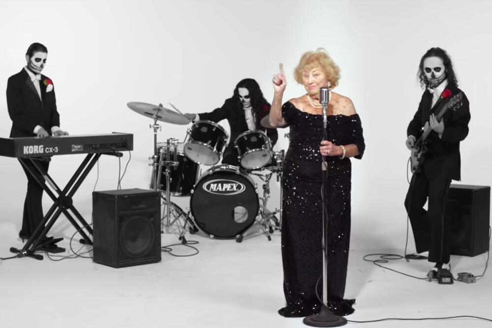 Inge sa bendom, Foto: YouTube (Screenshot)