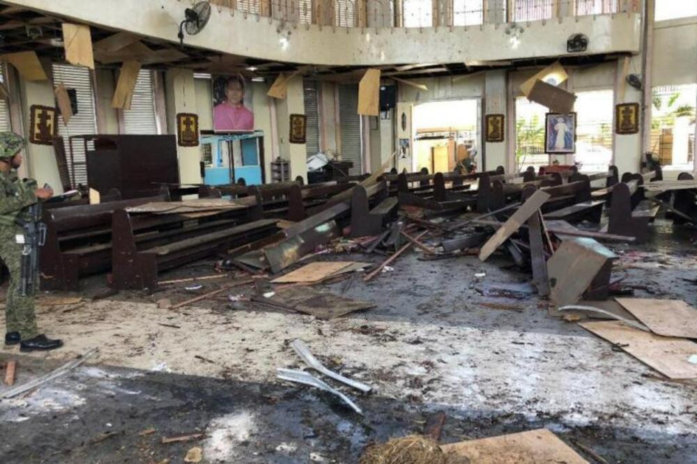 Prva bomba eksplodirala u crkvi za vrijeme mise, Foto: Twitter