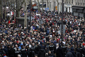 "Crvene marame" protestovale u Parizu zbog nasilja na...