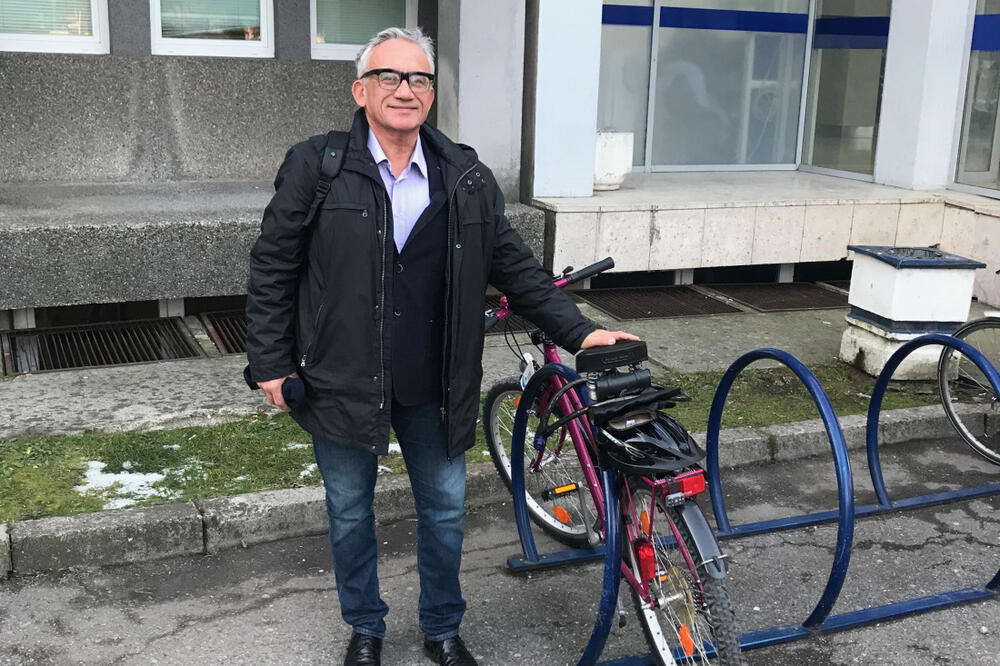 Do posla svakog dana ide biciklom: Ispred KC, Foto: Privatna Arhiva
