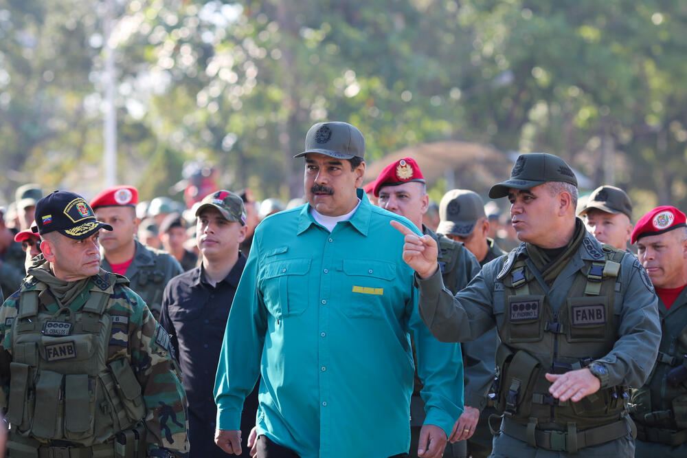 Maduro sa vojnim zvaničnicima na vojnoj vježbi u Valensiji, Foto: Reuters
