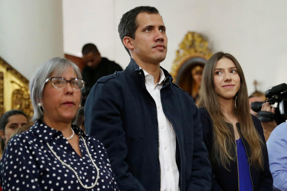 Guaido sa majkom i suprugom na misi, Foto: Reuters