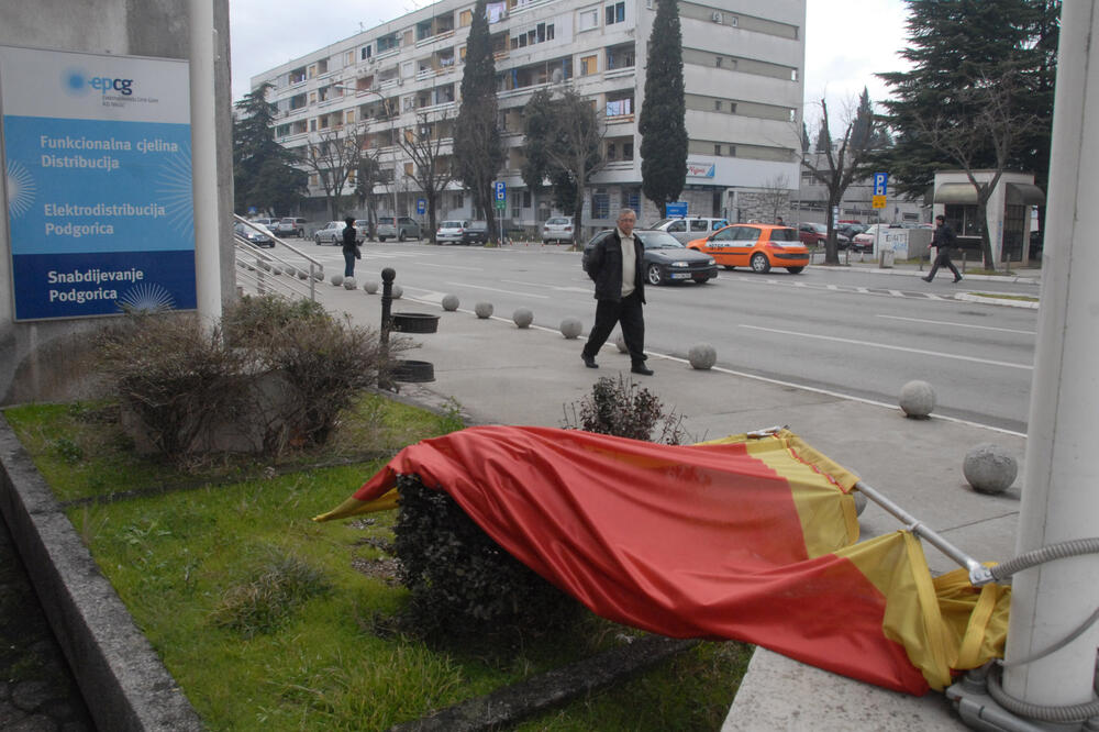 Kazna do 2.000 eura za one koji zastavu koriste kao prostirku ili zavjesu, Foto: Vesko Belojević