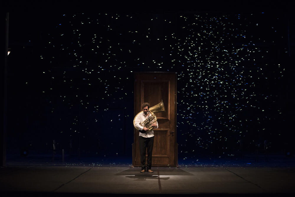 Iz predstave “Samoubica”: Mišo Obradović, Foto: Duško Miljanić