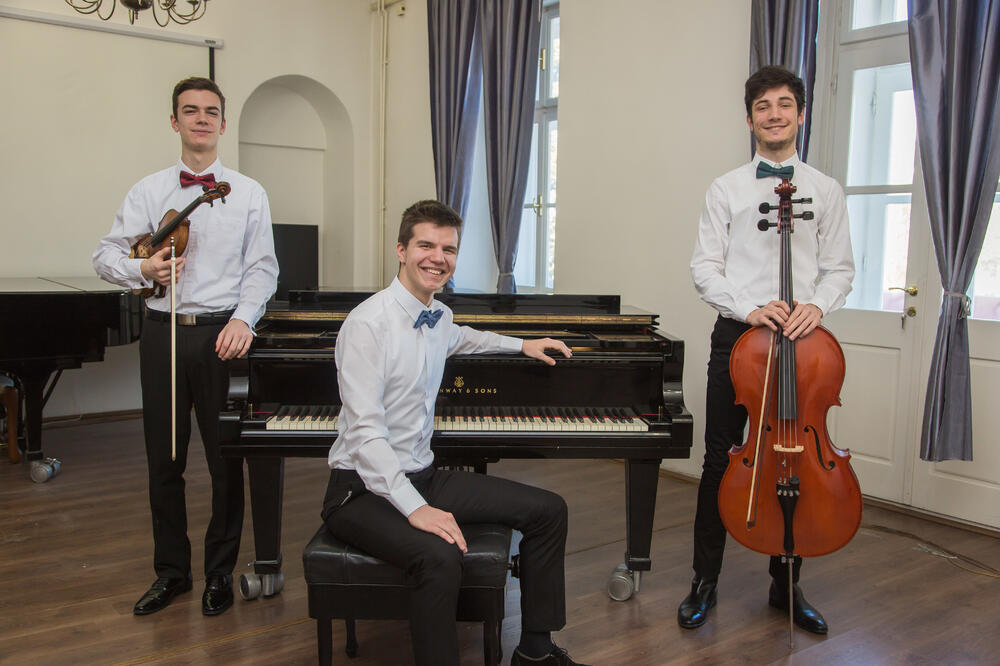 Viktor Huter (violina), Petar Popović (klavir) i Sari Šaćiri (violončelo), Foto: Novak Abamović