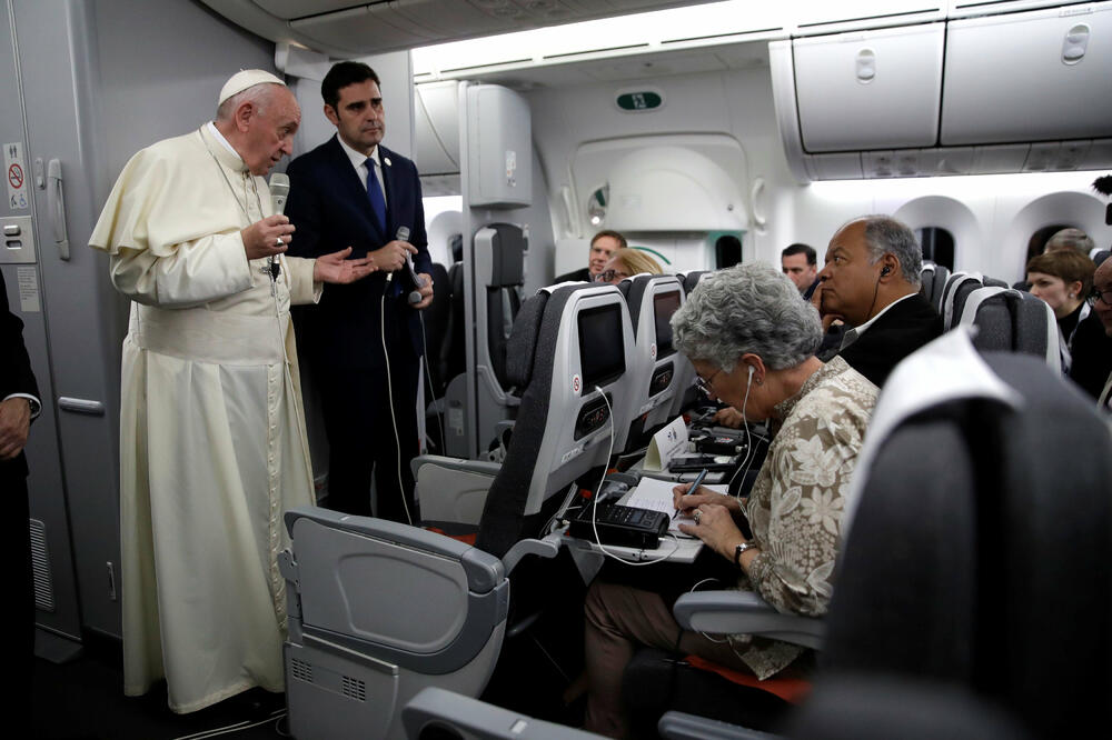Papa razgovara sa novinarima nakon posjete, Foto: Reuters