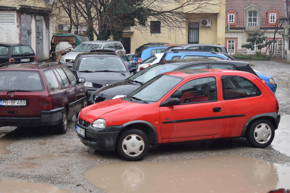 Parking u Ulici Balšića, Foto: Luka Zeković