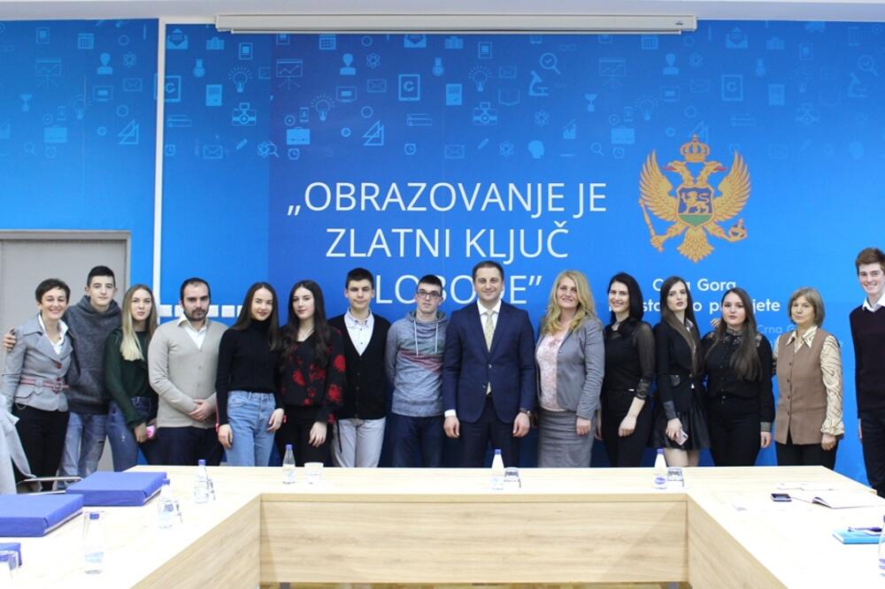 Šehović sa pobjednicima kviza Eumetrija, Foto: Ministarstvo prosvjete