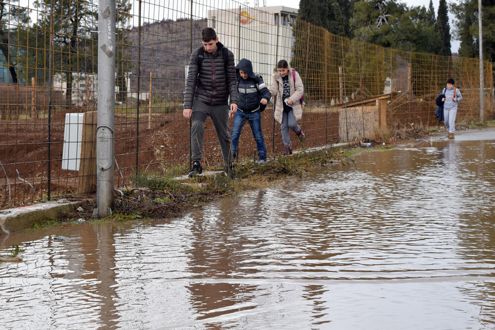 Đaci kroz jezero do škole: Prilaz školi, Foto: Luka Zeković