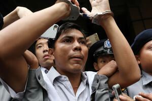Novinari Rojtersa osuđeni u Mjanmaru na sedam godina zatvora:...
