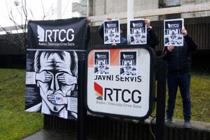 URA održala performans ispred RTCG-a: Šire propagandu, uređuju ga...