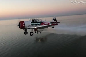Nevjerovatna pilotska akrobacija: Klizili po vodi