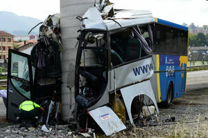 Španija: Autobus se "zakucao" u betonski zid, petoro mrtvih