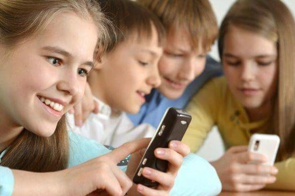 djeca, mobilni, Foto: Shutterstock.com