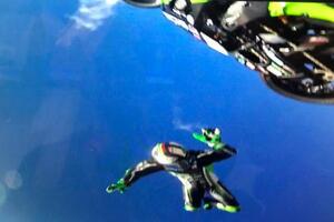 Pogledajte spektakularan pad sa motora: Letio 20 metara i samo se...