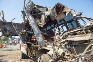 Najmanje 13 mrtvih u sudaru kamiona i autobusa u Avganistanu