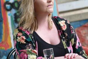 Dženi Lindsi: Poezija je poziv na slušanje