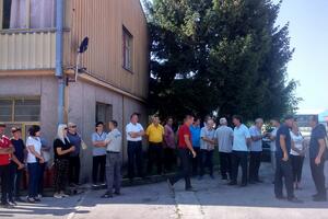 Bivši radnici "Javorka" ispred kapije fabrike: Nakon tri godine im...