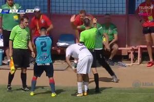 Pogledajte bizarno isključenje: Trener faulirao igrača!