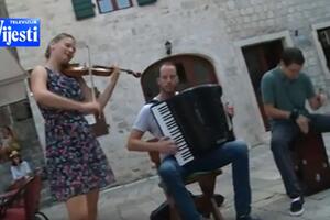 Ulični svirači svakodnevno uveseljavaju turiste i Kotorane