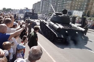 Tenk se prevrnuo na paradi u Kursku