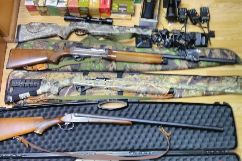 Bar pretresi, Foto: Uprava policije