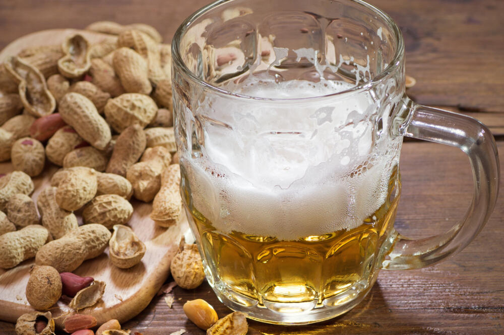 pivo i kikiriki, Foto: Shutterstock