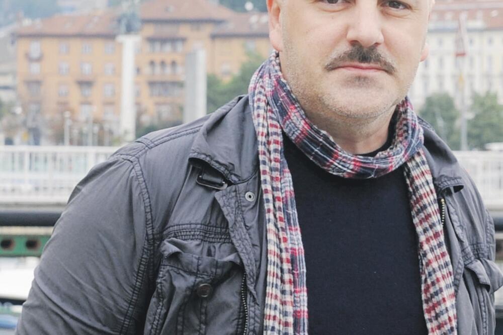Kokan Mladenović (Novina)