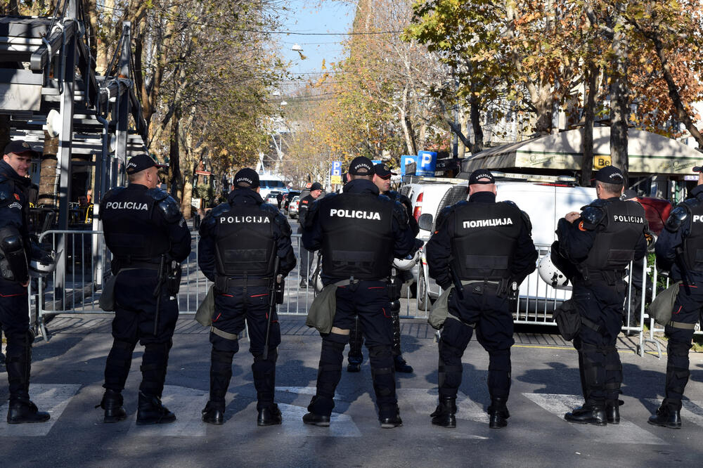 Policajci, Foto: Boris Pejović