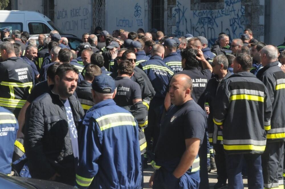 vatrogasci, protest, Foto: Luka Zeković