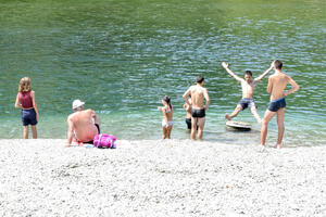 Vreli avgustovski dani, ali plaže na Morači skoro puste