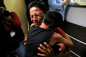 Razdvojeni na granici: Pogledajte dirljivi zagrljaj oca i sina