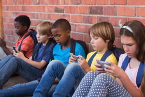 Djeca mlađa od 11 godina ne bi smjela imati mobilni telefon