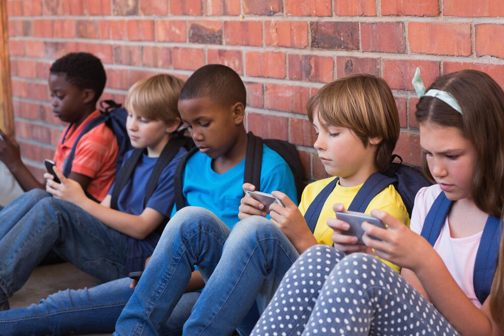 djeca mobilni, Foto: Shutterstock