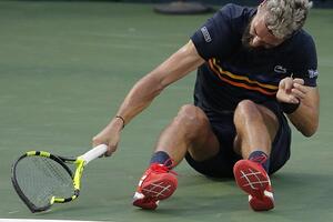 Slomio tri reketa, platio 14,5 hiljada eura