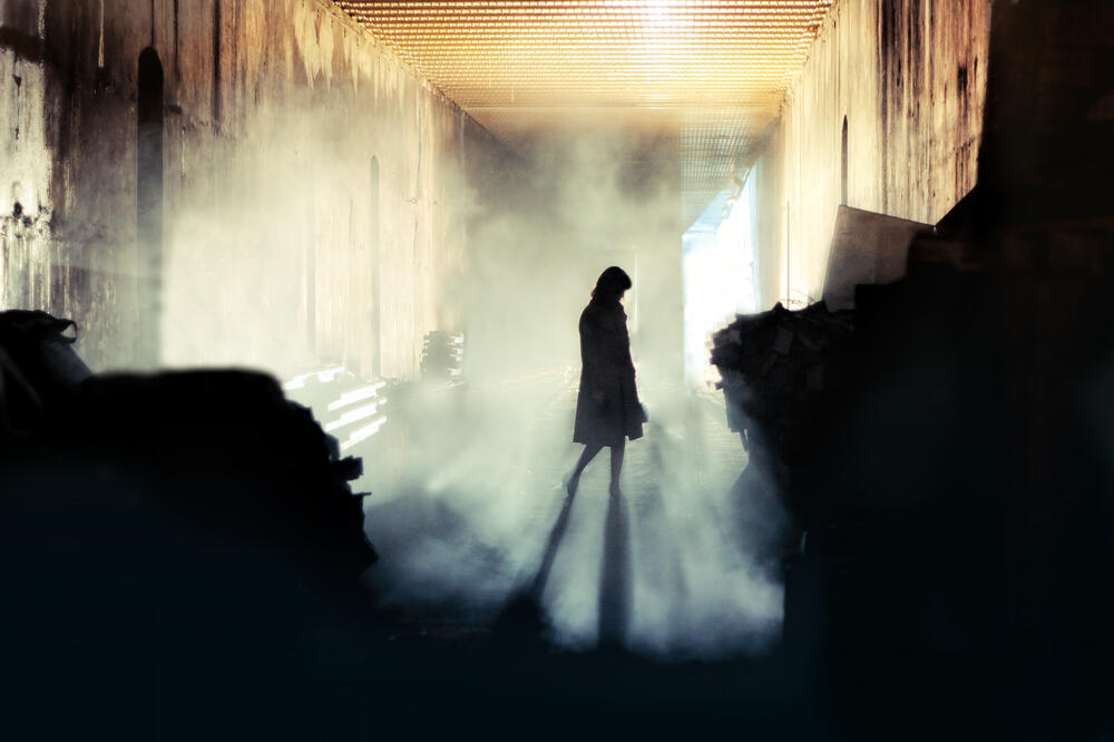 Žena, magla, špijunka, Foto: Shutterstock