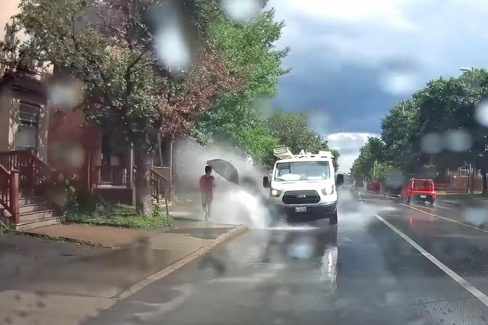 Kombi prska pješake, Foto: Reuters