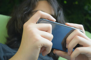 Francuska zabranila mobilne telefone u osnovnim školama