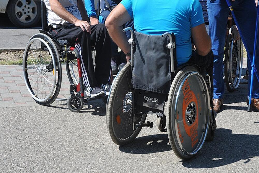 Kolica, osoba sa invaliditetom, Foto: Istinito.com
