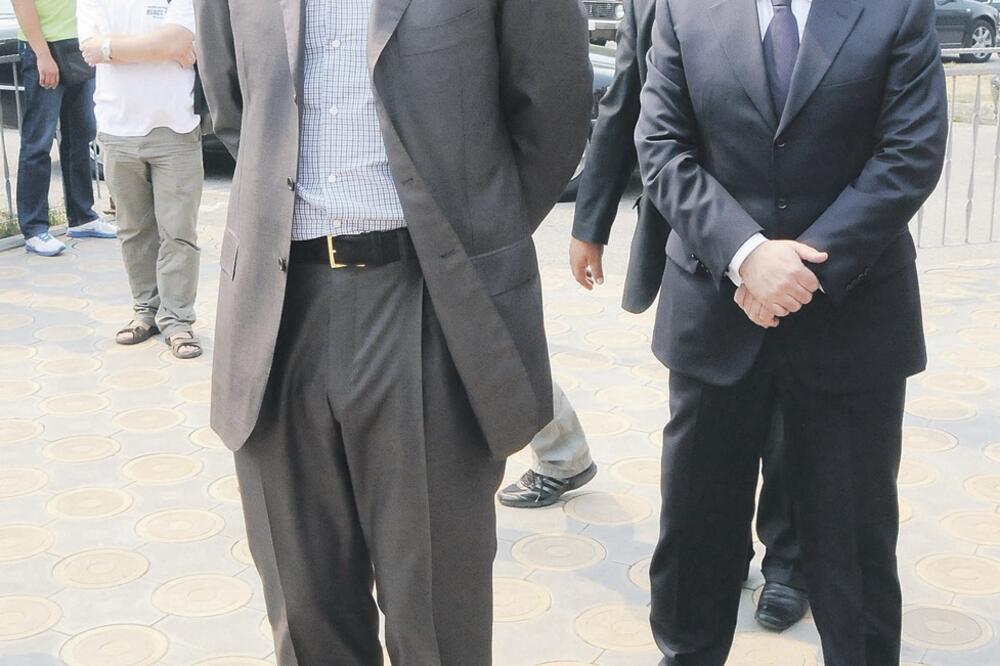 Veselin Veljović, Milo Đukanović (Novina)