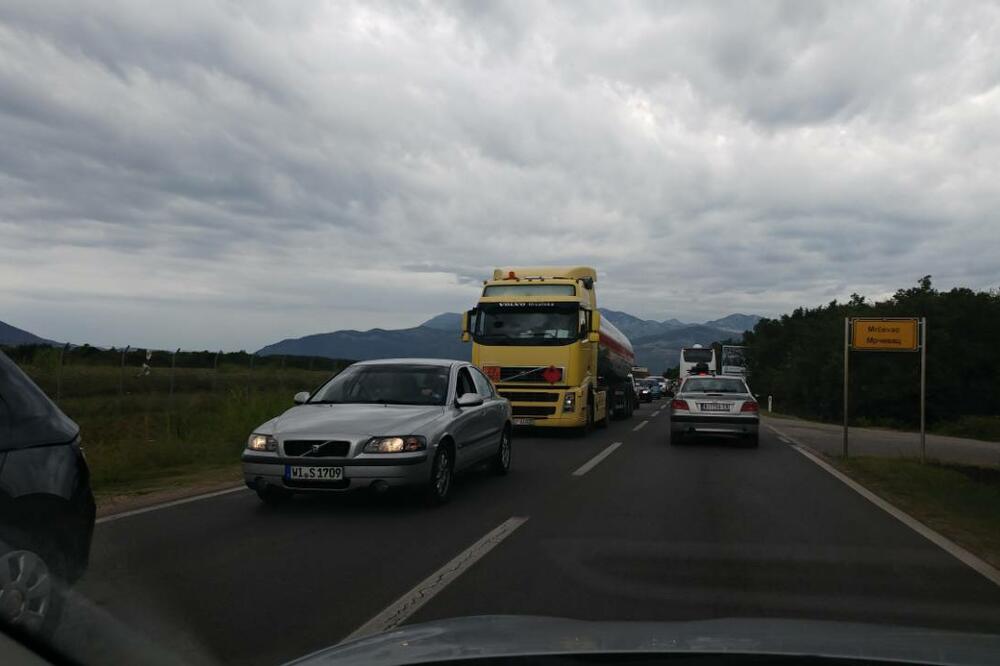 kolona, Tivat, Foto: Siniša Luković