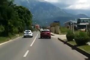 Čitaoci šalju: Policija pretiče na punoj liniji