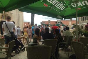 U HN iz Budve dnevno 2.000 turista: Turisti slabo svraćaju da jedu...