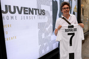 Prodat prvi Ronaldov crno-bijeli dres